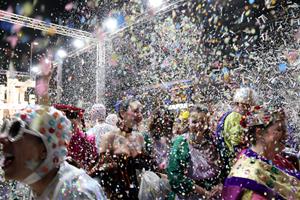 Sitges llueix l’última gran nit de Carnaval amb la rua de l’Extermini