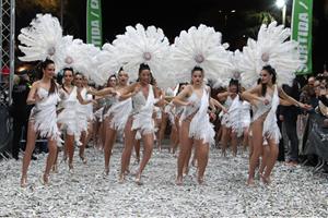 Sitges llueix l’última gran nit de Carnaval amb la rua de l’Extermini