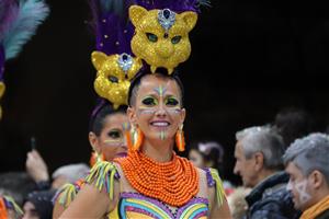 Sitges llueix l’última gran nit de Carnaval amb la rua de l’Extermini