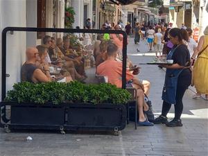 Sitges reforça el control de terrasses per garantir més espai i seguretat als vianants. Ajuntament de Sitges