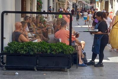 Sitges reforça el control de terrasses per garantir més espai i seguretat als vianants. Ajuntament de Sitges
