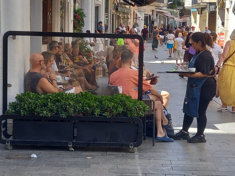Sitges reforça el control de terrasses per garantir més espai i seguretat als vianants. Ajuntament de Sitges