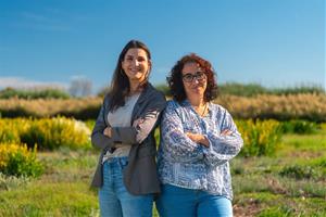 Susanna Laredo, coordinadora d’Acció Ambiental, Energia i Serveis Urbans de l’Aj. del Prat i Carol Ródenas i veïna del Prat. Diputació de Barcelona