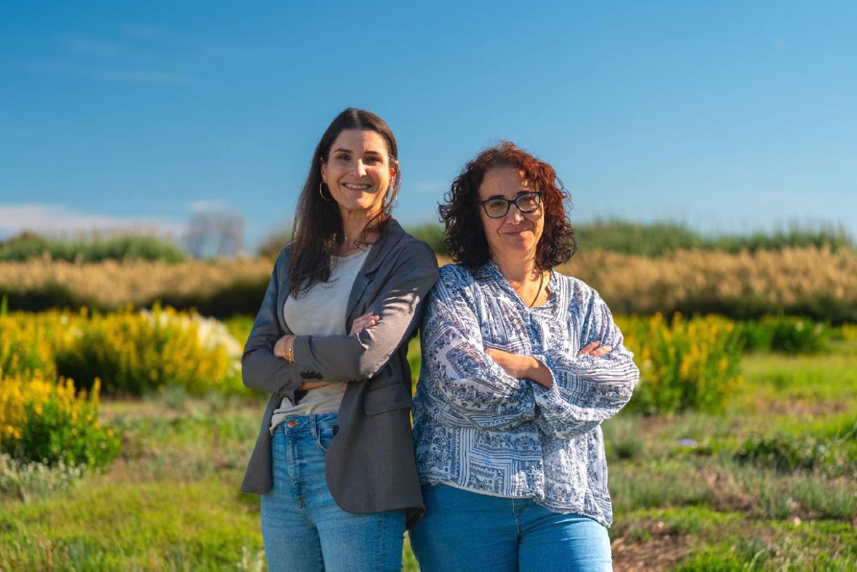 Susanna Laredo, coordinadora d’Acció Ambiental, Energia i Serveis Urbans de l’Aj. del Prat i Carol Ródenas i veïna del Prat. Diputació de Barcelona