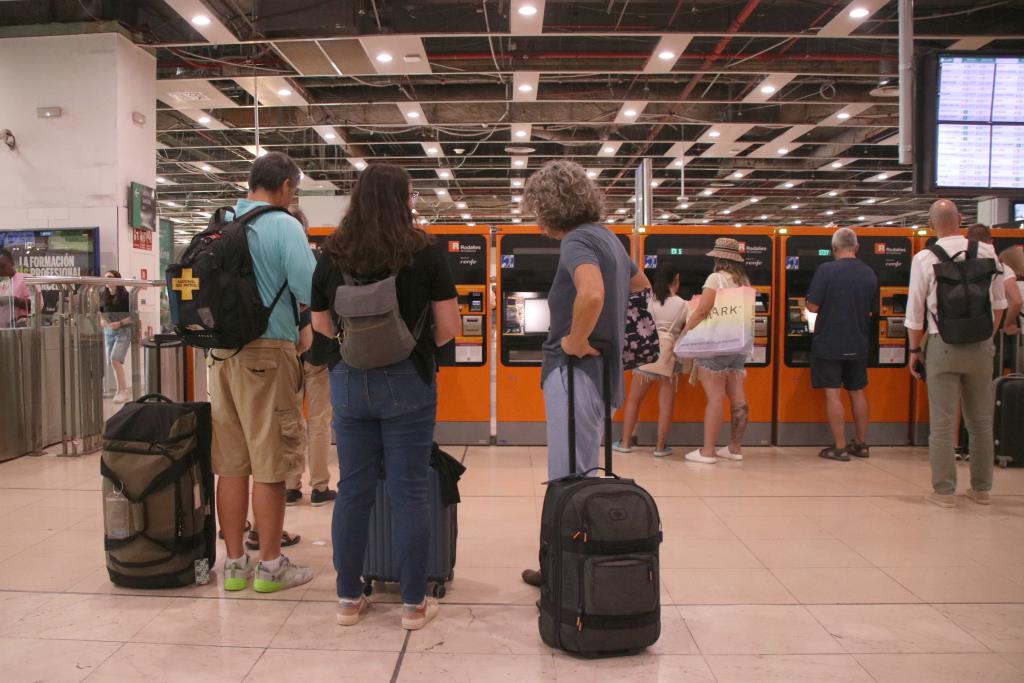 Suspès tot el transport ferroviari de Renfe i Rodalies de Catalunya pel risc de fortes pluges i inundacions. ACN
