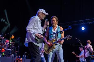 The Beach Boys fan vibrar Sitges en una nit inaugural històrica del Festival Terramar CaixaBank. ©Terramar/ Sergi Abad