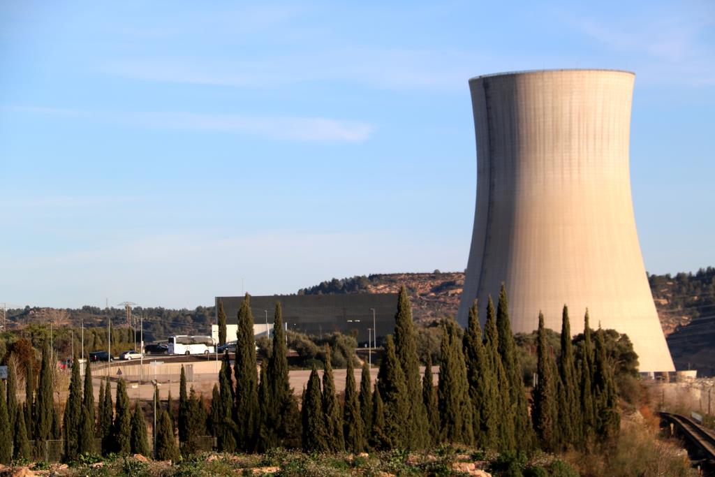 Torre de condensació de la central nuclear d'Ascó . ACN / Anna Ferràs