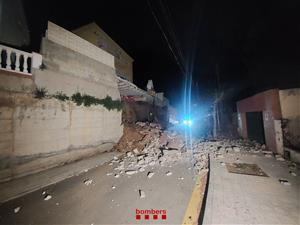 Tres habitatges desallotjats per l'esfondrament d'un mur de contenció a Segur de Calafell. Bombers