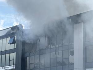 Tres persones ateses pel SEM, una menys greu, pel núvol tòxic de l'empresa incendiada a Vilanova i la Geltrú. ACN