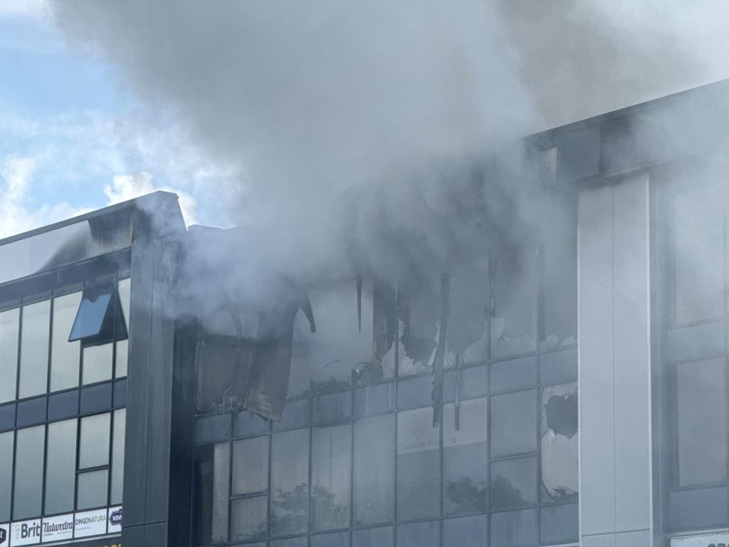 Tres persones ateses pel SEM, una menys greu, pel núvol tòxic de l'empresa incendiada a Vilanova i la Geltrú. ACN