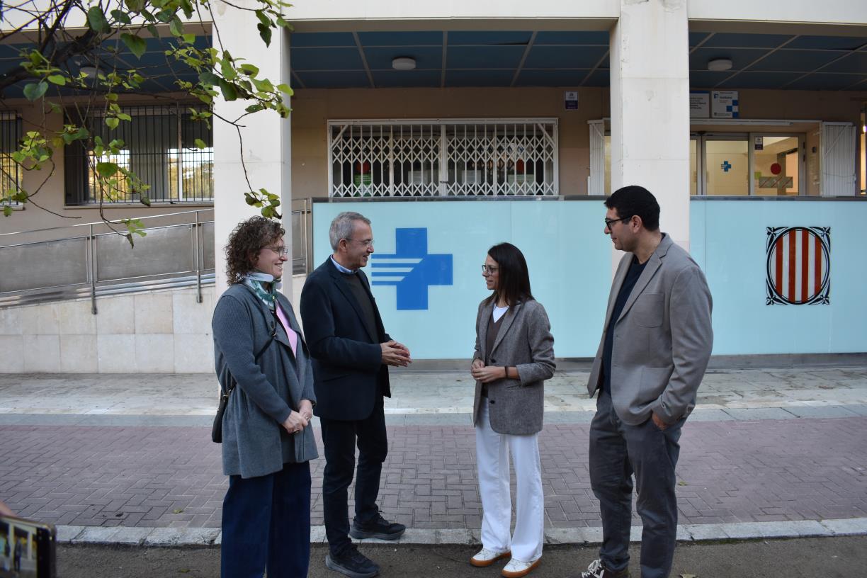 Txell Montserrat,  Aureli Ruiz, Daniel Saumell i Montse Ortiz davant el CAP Alt Penedès de Vilafranca. Eix