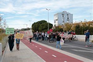 Un centenar de persones demanen aturar el futur càmping singular de Cunit que inclou una piscina d'onades. ACN