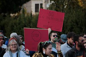 Un centenar de persones demanen aturar el futur càmping singular de Cunit que inclou una piscina d'onades