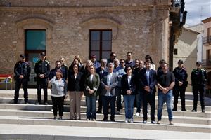 Un centenar de persones fan un minut de silenci per condemnar el feminicidi d'una veïna de Calafell