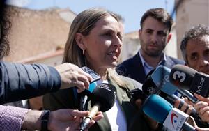 Un centenar de persones fan un minut de silenci per condemnar el feminicidi d'una veïna de Calafell