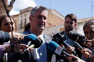 Un centenar de persones fan un minut de silenci per condemnar el feminicidi d'una veïna de Calafell