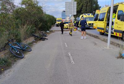 Un ciclista ferit crític en un atropellament múltiple a l’avinguda d’Eduard Toldrà de Vilanova i la Geltrú. EIX