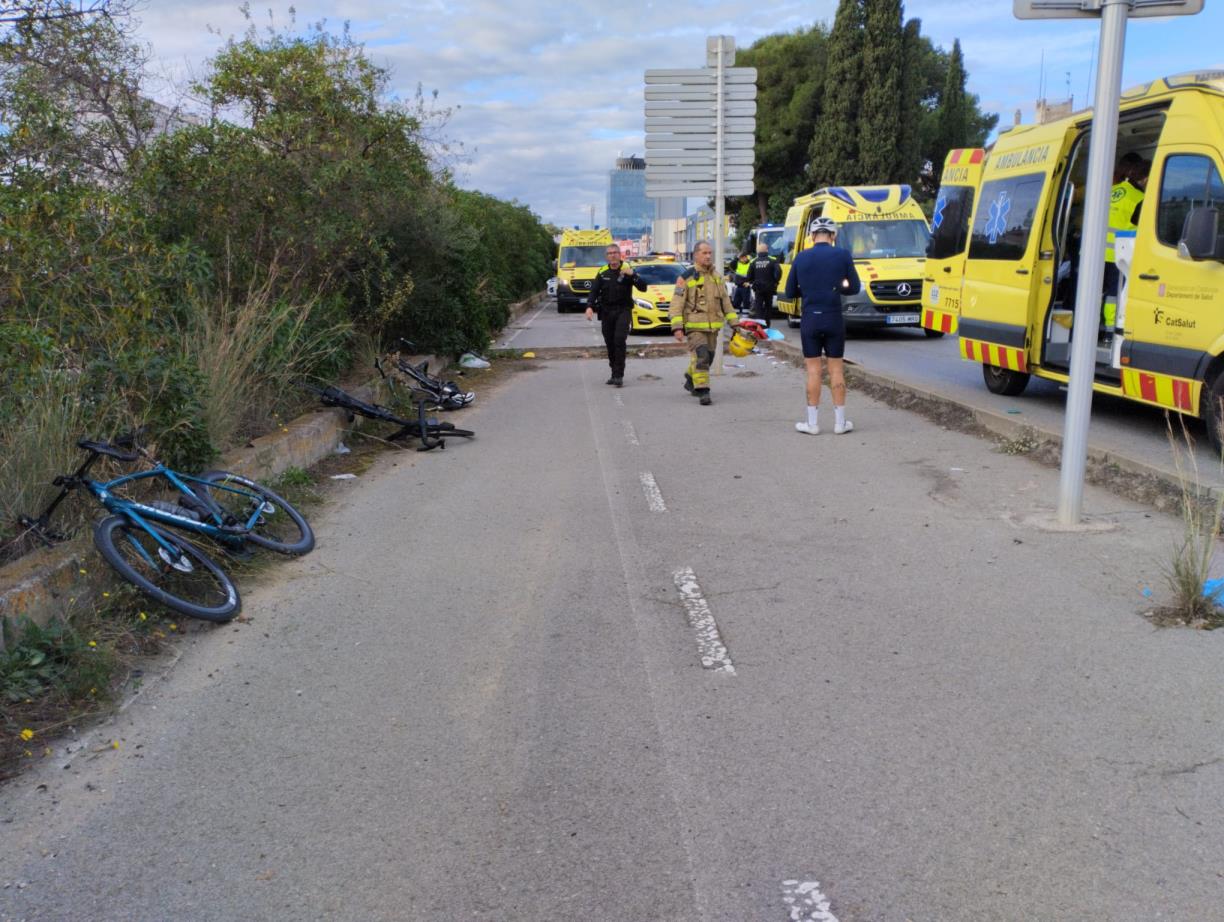 Un ciclista ferit crític en un atropellament múltiple a l’avinguda d’Eduard Toldrà de Vilanova i la Geltrú. EIX