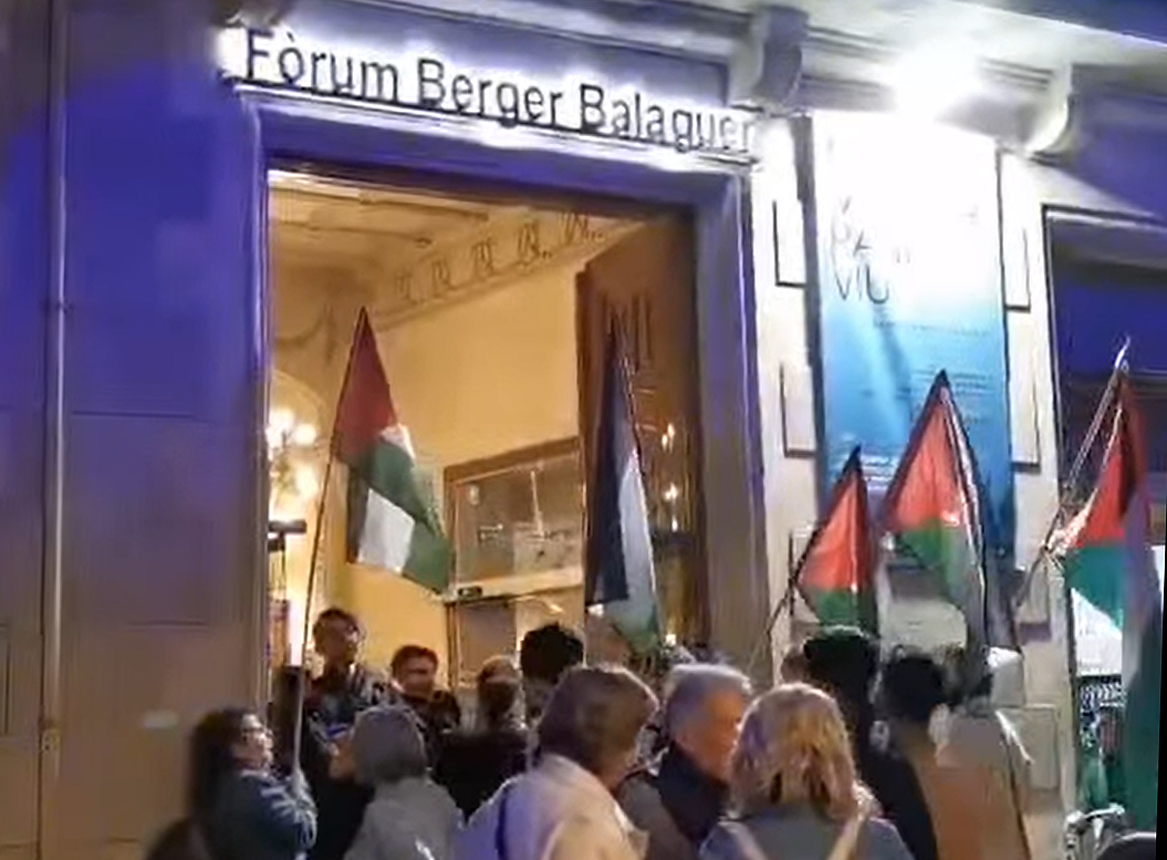 Un grup de persones amb banderes palestines es van presentar davant de l’acte “vénen o els . Baula Xarxa Solidària