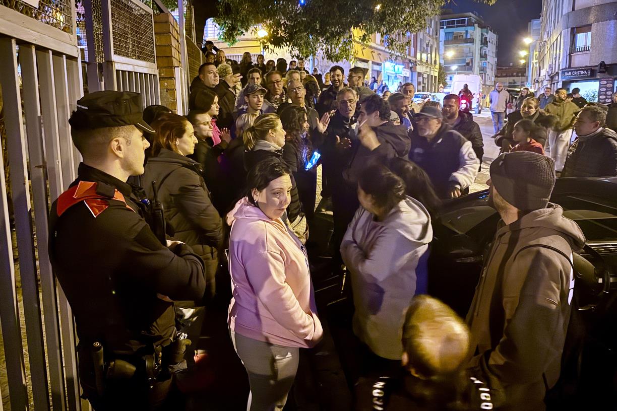 Un grup de veïns de Badalona, bloquejant l'entrada a la parròquia on hi han de pernoctar desallotjats del B9. ACN / Jordi Pujolar