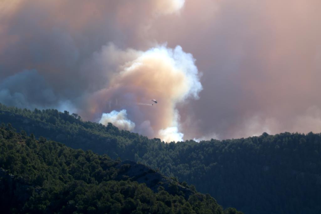 Un helicòpter tira aigua a la Vall de Vinyes de Paüls . ACN / Anna Ferràs