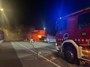 Un incendi destrueix tres barques al port de Vilanova i la Geltrú. Policia local de Vilanova