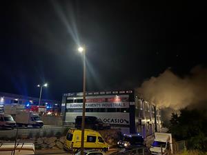 Un incendi en una nau industrial obliga a confinar les poblacions de Vilanova i Sant Pere de Ribes aquesta matinada
