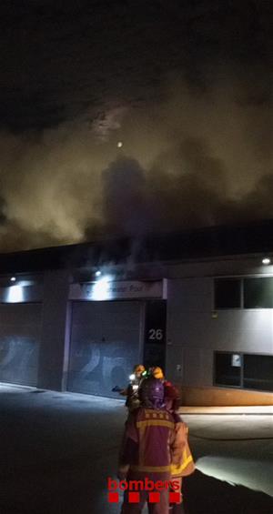 Un incendi en una nau industrial obliga a confinar les poblacions de Vilanova i Sant Pere de Ribes aquesta matinada