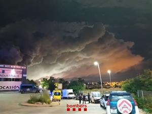 Un incendi en una nau industrial obliga a confinar Vilanova, Roquetes i Cubelles aquesta matinada. Bombers