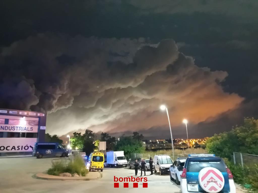 Un incendi en una nau industrial obliga a confinar Vilanova, Roquetes i Cubelles aquesta matinada. Bombers