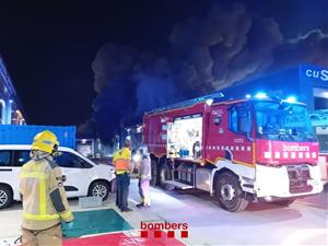 Un incendi en una nau industrial obliga a confinar Vilanova, Roquetes i Cubelles aquesta matinada