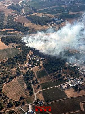 Un incendi forestal obliga a confinar la zona de la Serreta entre Olèrdola i Vilafranca del Penedès. Bombers