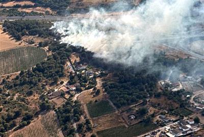 Un incendi forestal obliga a confinar la zona de la Serreta entre Olèrdola i Vilafranca del Penedès. Bombers
