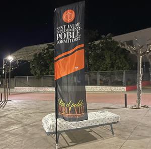 Un llit al mig de la rambla: la impactant acció reivindicativa a Sant Jaume dels Domenys. Poble viu