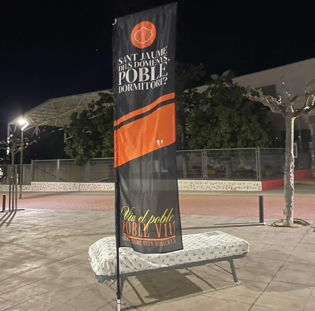 Un llit al mig de la rambla: la impactant acció reivindicativa a Sant Jaume dels Domenys. Poble viu