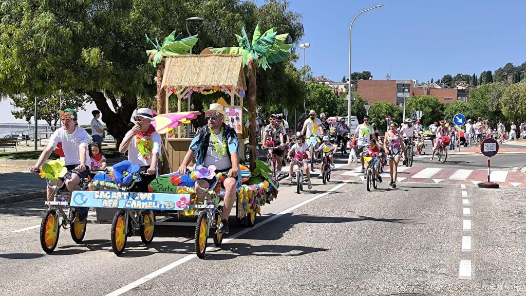 Un miler de participants “fan pinya” a la 81a Festa de la Bicicleta del Vendrell. Ajuntament del Vendrell
