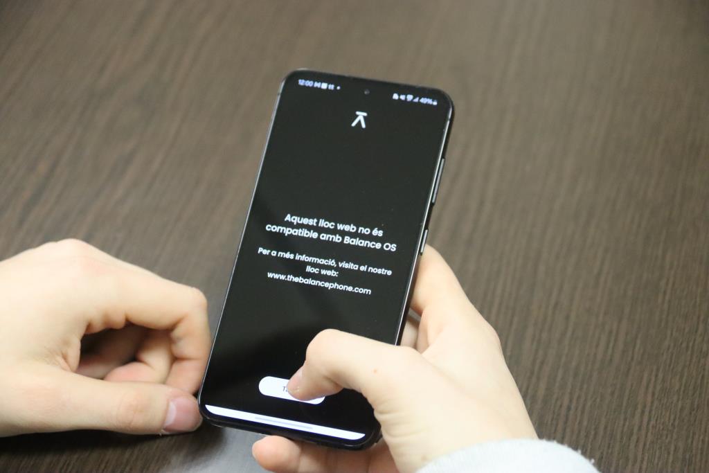 Un mòbil que bloca contingut addictiu irromp com a alternativa a la prohibició en infants o la 