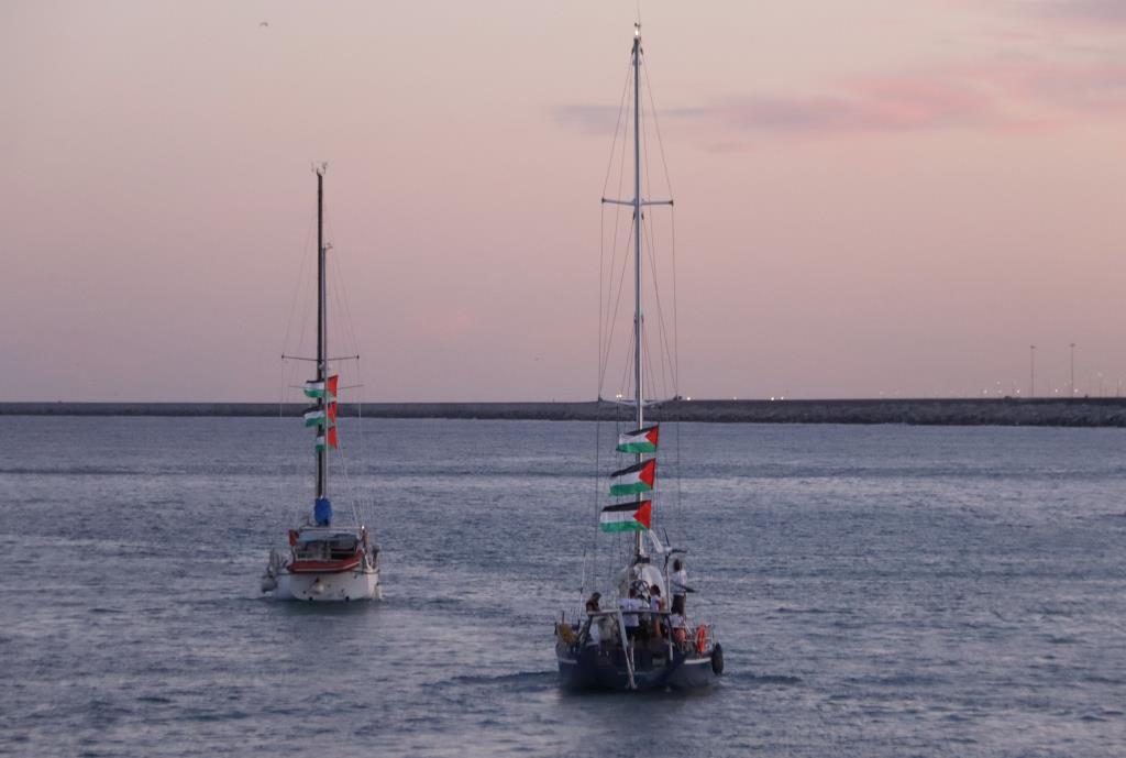 Un vaixell de la Global Sumud Flotilla exhibeix banderes palestines a la sortida del port de Barcelona . ACN / Nazaret Romero