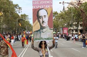 Una dona amb un cartell amb el rostre de Franco a la manifestació pel 12-O a Barcelona . ACN / Nico Tomas