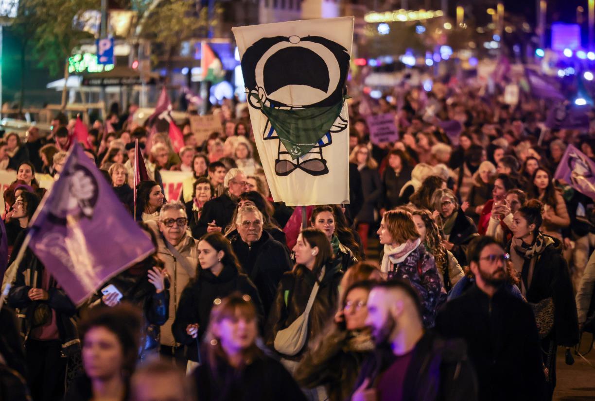 Una dona crida durant la manifestació feminista del 25-N a Barcelona. ACN / Jordi Borràs