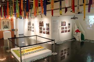 Una exposició convida a “reflexionar” sobre l’evolució de les Comparses de Vilanova des que es van recuperar el 1955. ACN