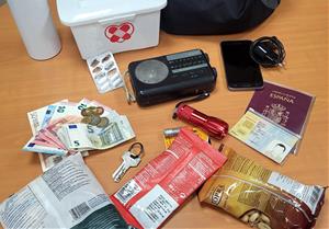 Una tècnica de protecció civil de la Generalitat mostra els elements bàsics d'un equip d'emergència. ACN