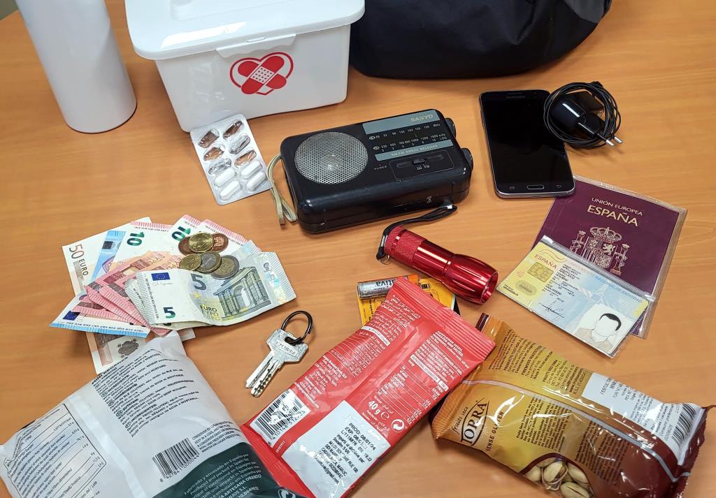 Una tècnica de protecció civil de la Generalitat mostra els elements bàsics d'un equip d'emergència. ACN