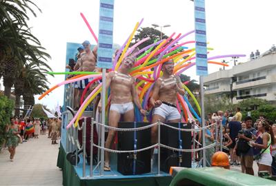 Una vintena de carrosses i més de 2.000 participants ompliran la desfilada de la Sitges Pride. ACN