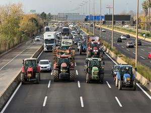 Unió de Pagesos mobilitza una trentena de tractors contra l’ampliació de la zona ZEPA al Parc Agrari del Baix Llobregat. ACN