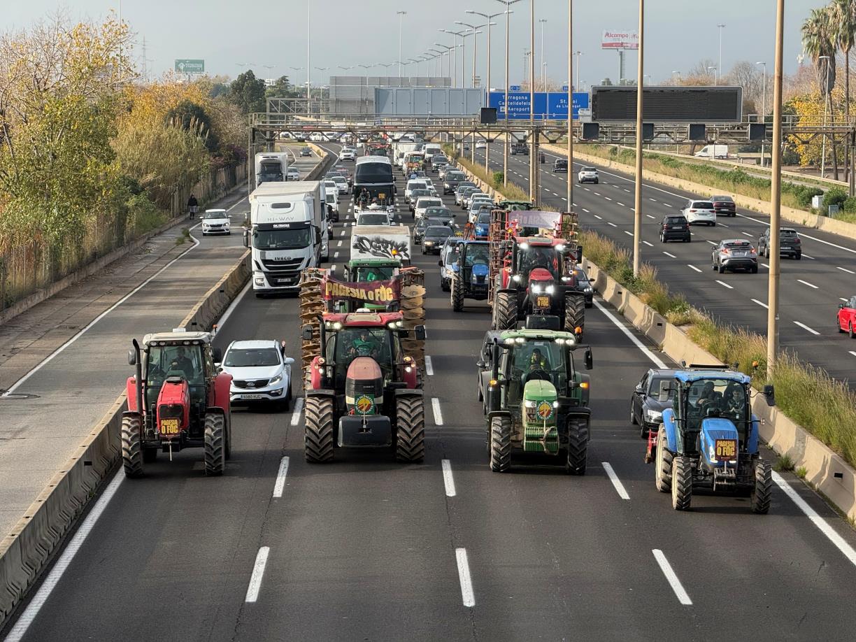 Unió de Pagesos mobilitza una trentena de tractors contra l’ampliació de la zona ZEPA al Parc Agrari del Baix Llobregat. ACN