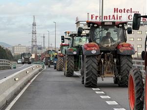 Unió de Pagesos mobilitza una trentena de tractors contra l’ampliació de la zona ZEPA al Parc Agrari del Baix Llobregat