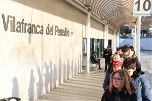 Usuaris de l’R4 se senten “estafats” per la falta de trens i desborden les cues al bus interurbà per arribar a Barcelona. ACN