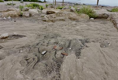 Vessaments de microgranulat de cautxú a la platja de la Mota. Eix