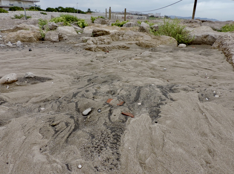 Vessaments de microgranulat de cautxú a la platja de la Mota. Eix